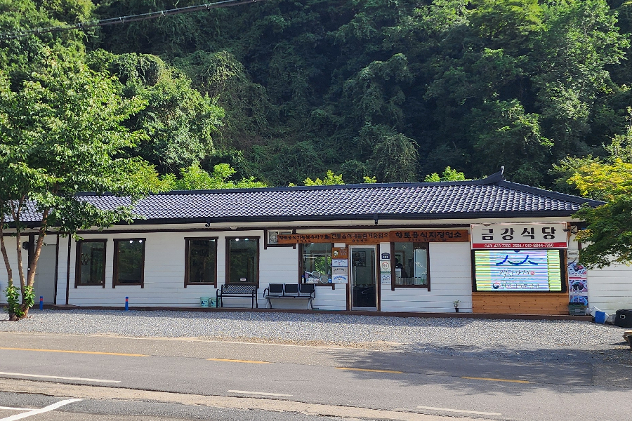 계곡이 보이는 야외 테이블